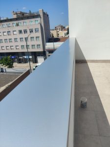 cubremuros en la pared de una terraza